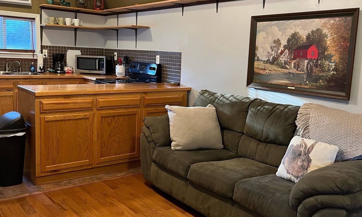 Northport House | Secluded Cottage on 13 wooded acres – 10 min to UA