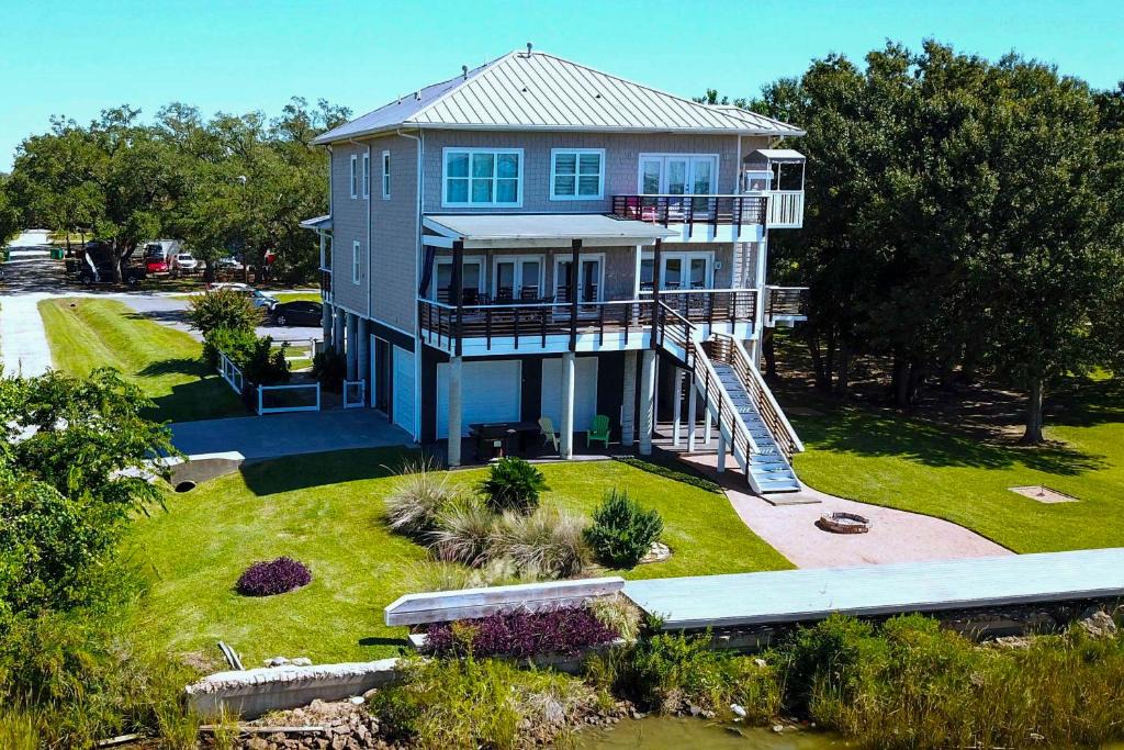 El Lago House | Secluded Seabrook Waterfront Home w/Patio!