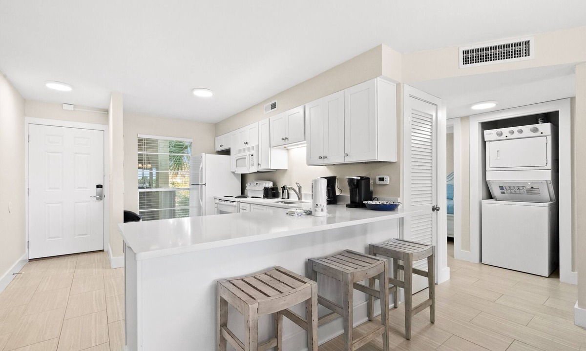 Destin Condo | Second floor condo with pool access, ccean view, WiFi, W/D, and central AC