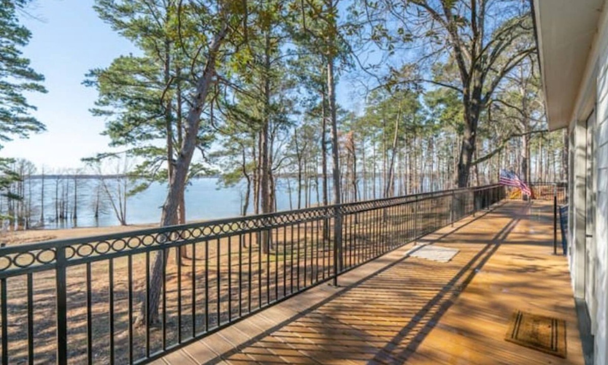 Avinger House | Selah Resort: Lake House with Airstrip
