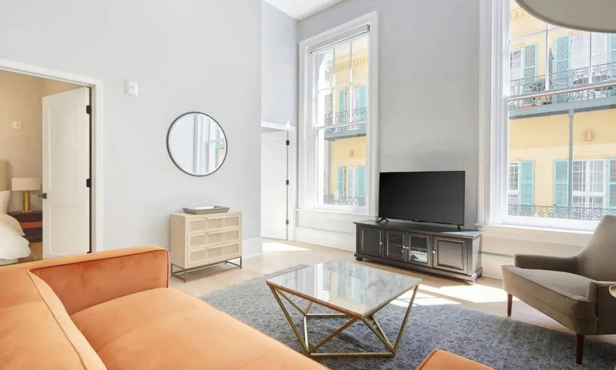 French Quarter Hotel | Sleeps 26 | Steps to French Quarter Entire Floor | The Harlequin by AvantStay