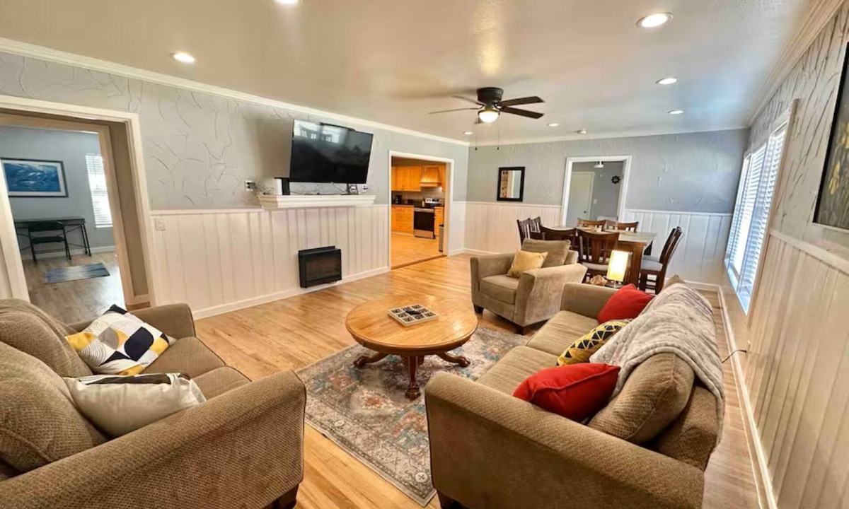 Richland Hills House | Sleeps 8: Family and Pet Perfect, Large Yard