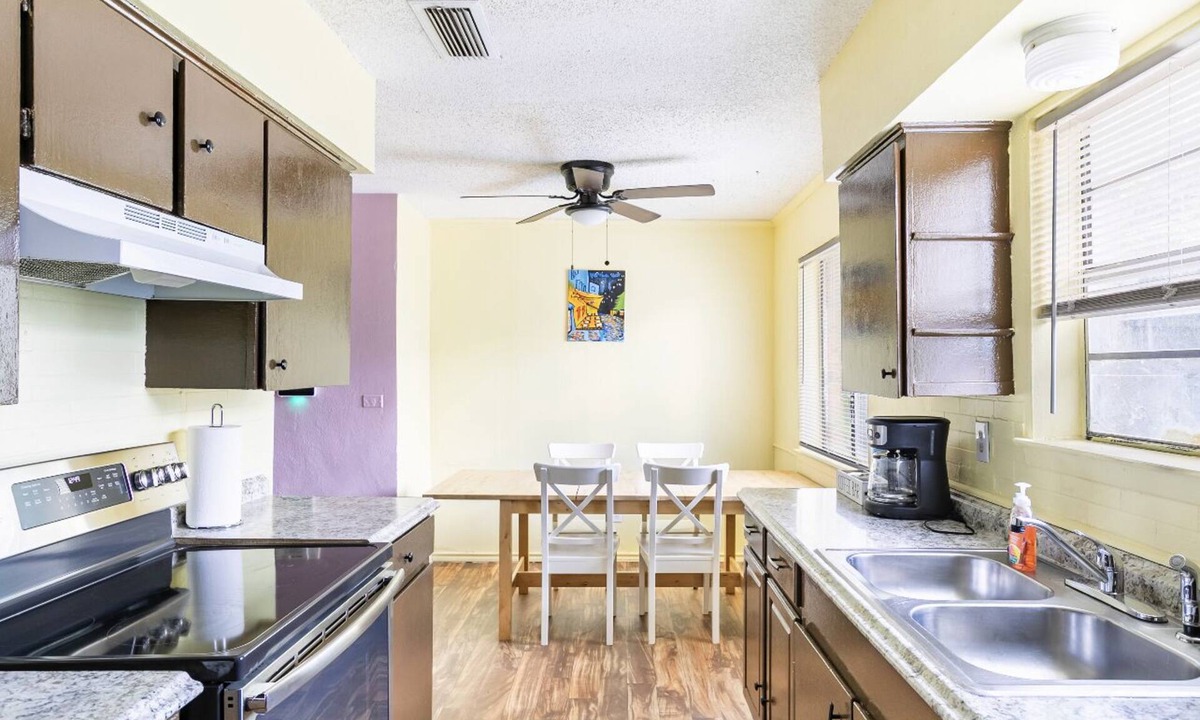Garland House | Southern Comfort Near Dallas Metroplex Area Accommodates 9 Guests