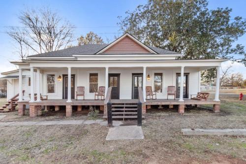Mooringsport House | Southern Magnolia House with Porch Swing