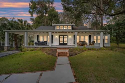 Ocala House | Southern Porch Life 4-B 2-Bath Pet Friendly