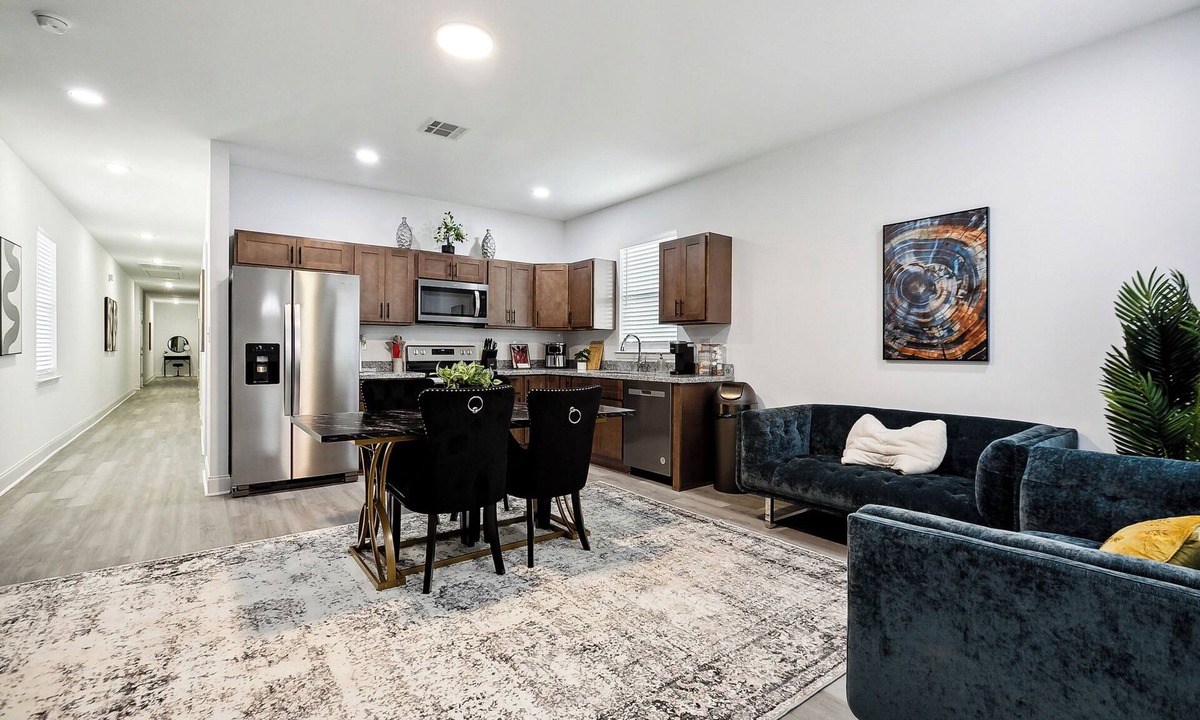 Saint Claude Apartment | Spacious 15-bedroom listing in New Orleans