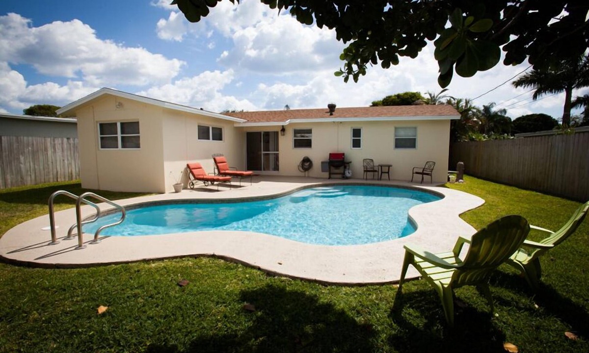 Parker Ridge House | Spacious 3/2 Private Home w/Heated Pool located 1 block from Dreher Park