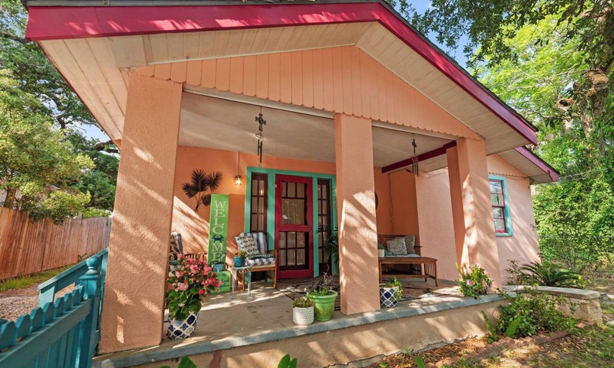 Old Town House | Spacious 3 Br Beach House, Only 1 1/2 Blocks From The Beach!