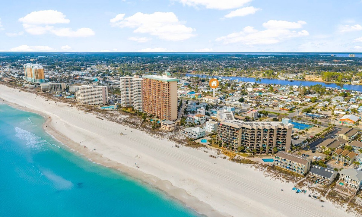 Holiday Beach House | Spacious 4-bedroom Retreat Prime Location Walk to Beach Sleeps 14 - Unit A