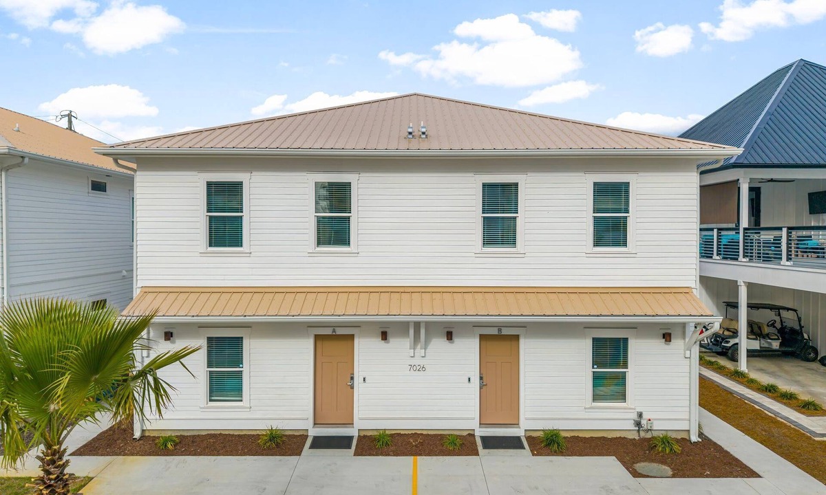 Gulf Lagoon Beach House | Spacious 4-bedroom Retreat Prime Location Walk to Beach Sleeps 14 - Unit B