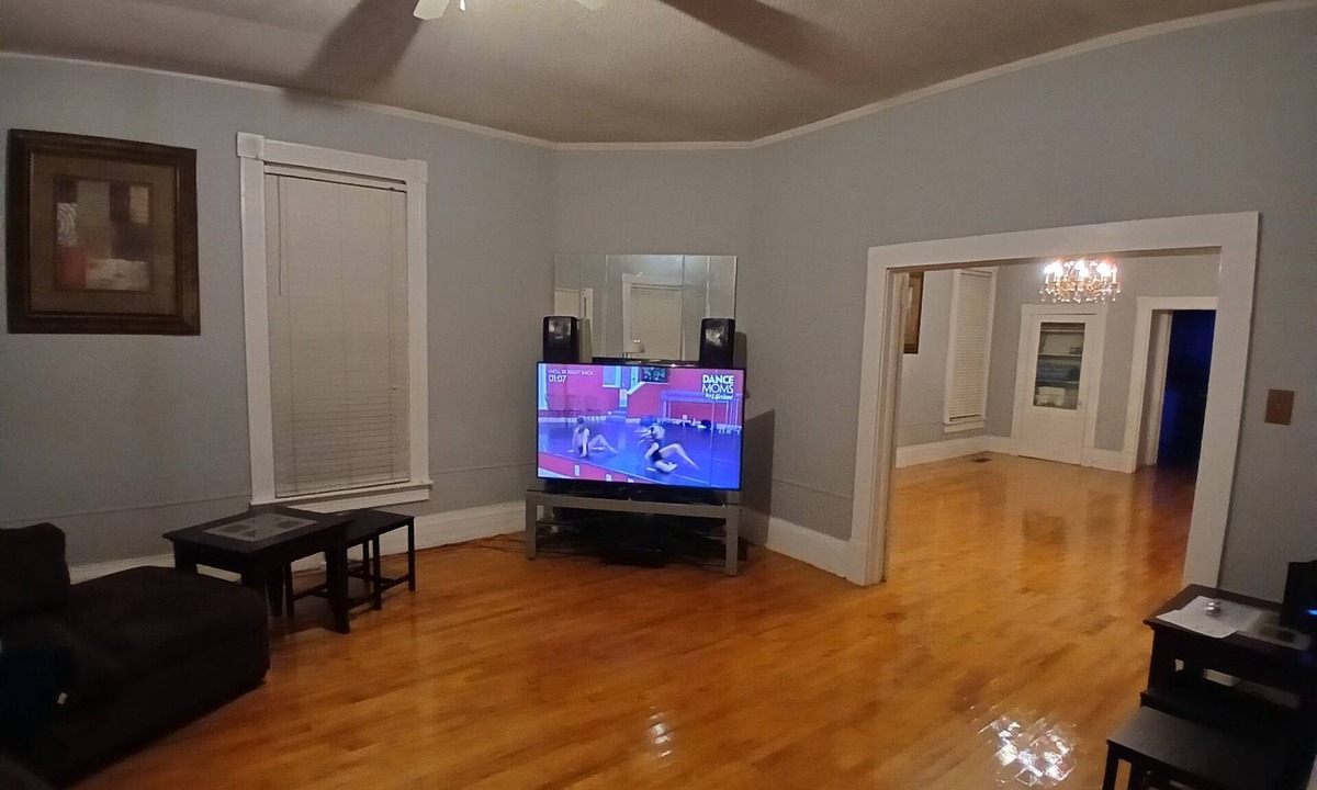 Birmingham House | Spacious 4 bedroom house in charming Birmingham with AC, WiFi