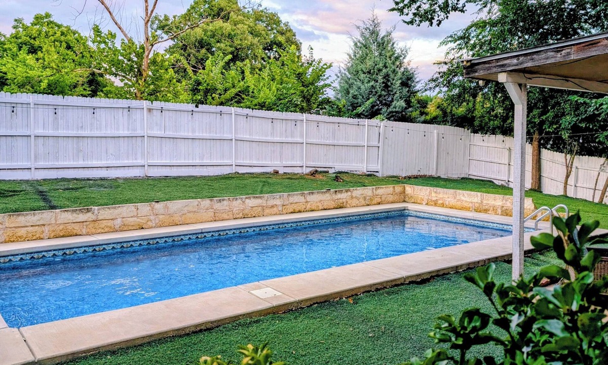 Corinth House | Spacious 4-bedroom House Great Location Next to 35 and Shopping Areas
