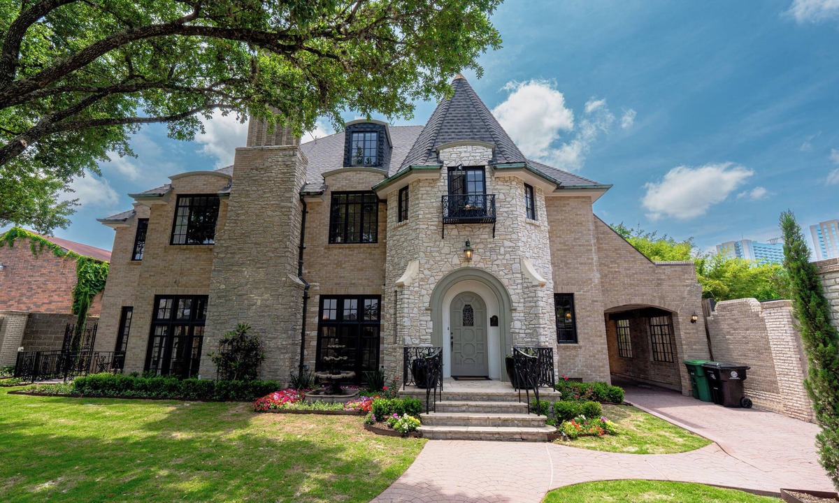MacGregor House | Spacious 4-bedroom house in gorgeous Houston with AC and fitness room