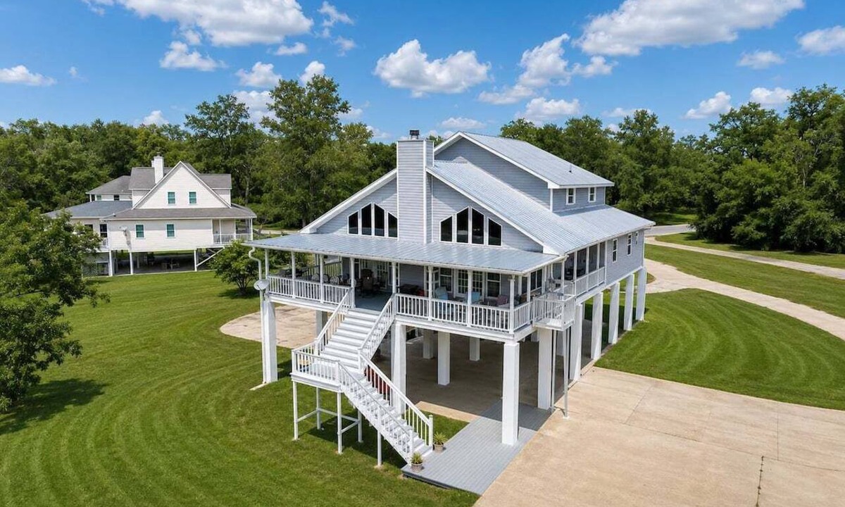 D'Iberville House | Spacious 4BR Lake Retreat Near Biloxi Beaches