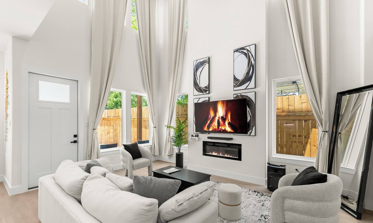 Dallas House | Spacious 5-bedroom house in lovely Dallas near airport and downtown.