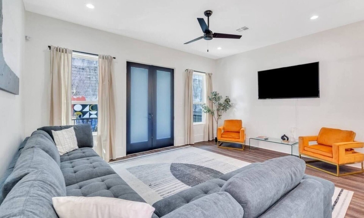 Tulane - Gravier House | Spacious 5BR Mid-City home with balcony & backyard oasis. Sleeps 10, 4 kings, steps to streetcar & parades