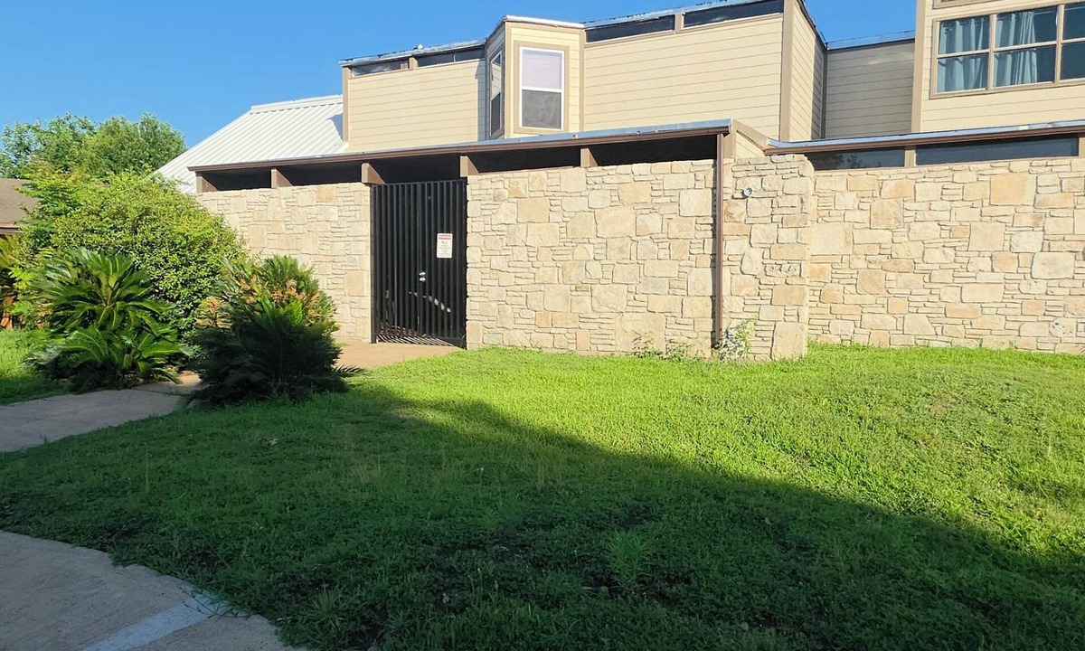 Greater Fondren Southwest House | Spacious 6-bedroom 4 toilets house in Houston Texas available for short rent