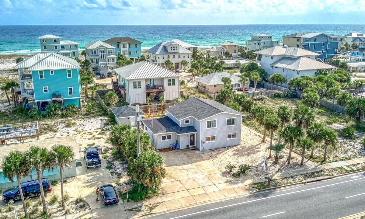 Villa Primera House | Spacious 8 bedroom, 4 bath Home/Sleeps up to 22! Private Pool!
