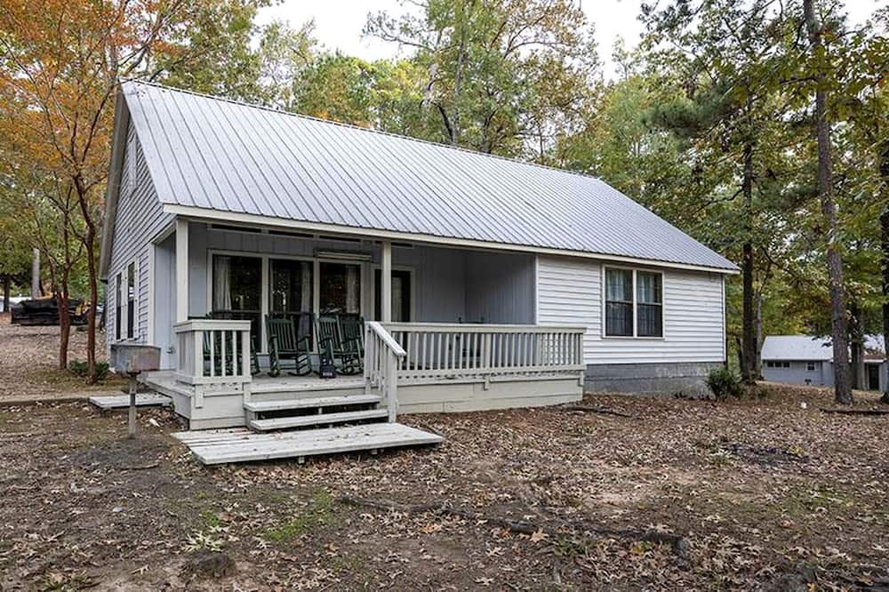 Zwolle Cabin | Spacious Cabin with Resort Amenities and Shared Outdoor Deck near Zwolle, Louisiana