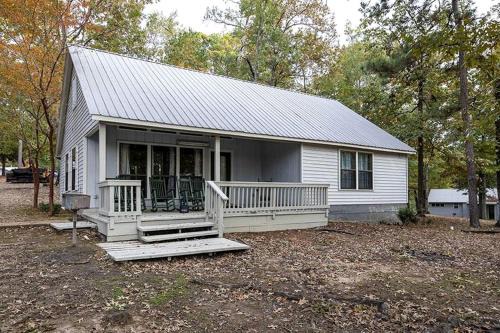 Zwolle House | Spacious Cabin with Resort Amenities and Shared Outdoor Deck near Zwolle, Louisiana