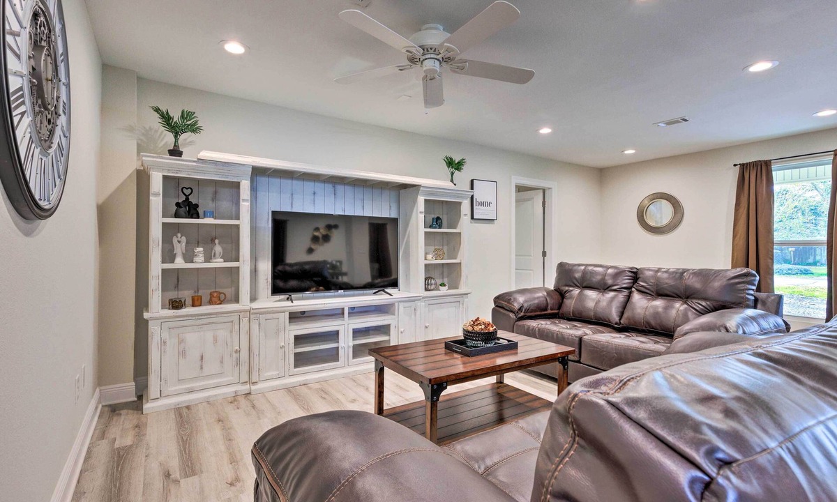 Mississippi City House | Spacious Gulfport Home w/Yard: 1 Mi to Beach