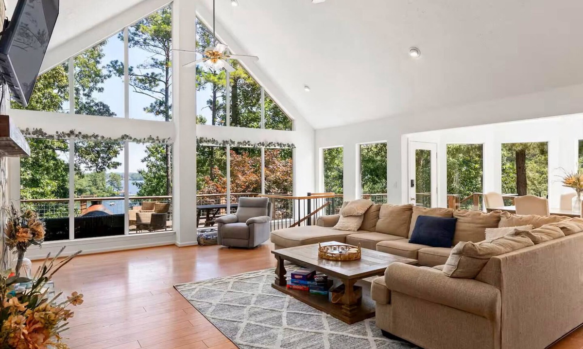Dadeville House | Spacious Lakefront 5-bedroom house on Lake Martin WiFi, AC, boat dock,