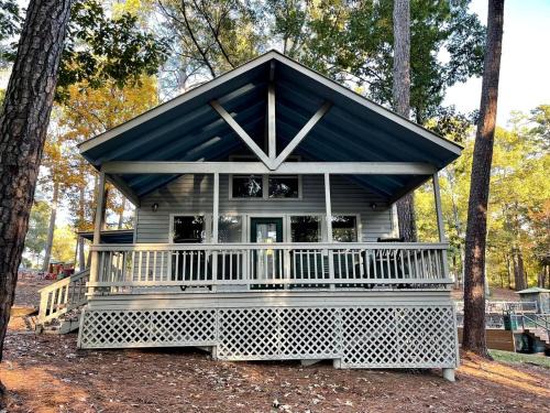Zwolle House | Spacious Lakefront Cabin with Water Activities near Zwolle, Louisiana