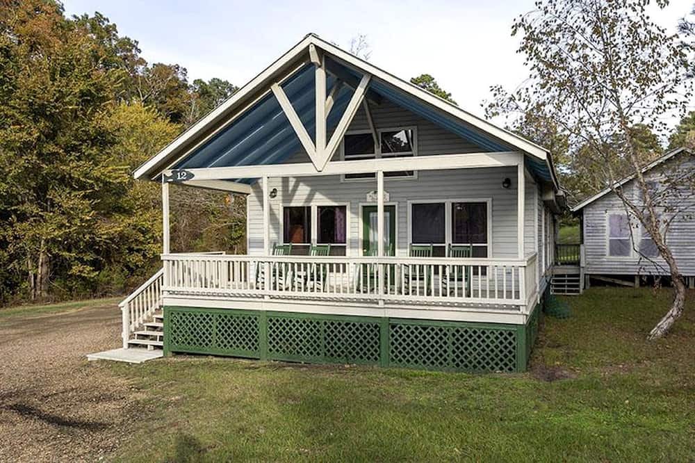 Zwolle Cabin | Spacious Lakeview Lodge & Cabin Combo with Fishing Pier Access near Zwolle, Louisiana