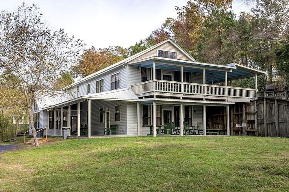 Zwolle Cabin | Spacious Lakeview Triplex Cabin with Water Park Access Near Zwolle, Louisiana