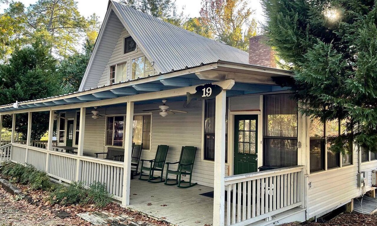 Zwolle Cabin | Spacious Luxury Retreat with Fire Pit & Resort Amenities Near Zwolle, Louisiana