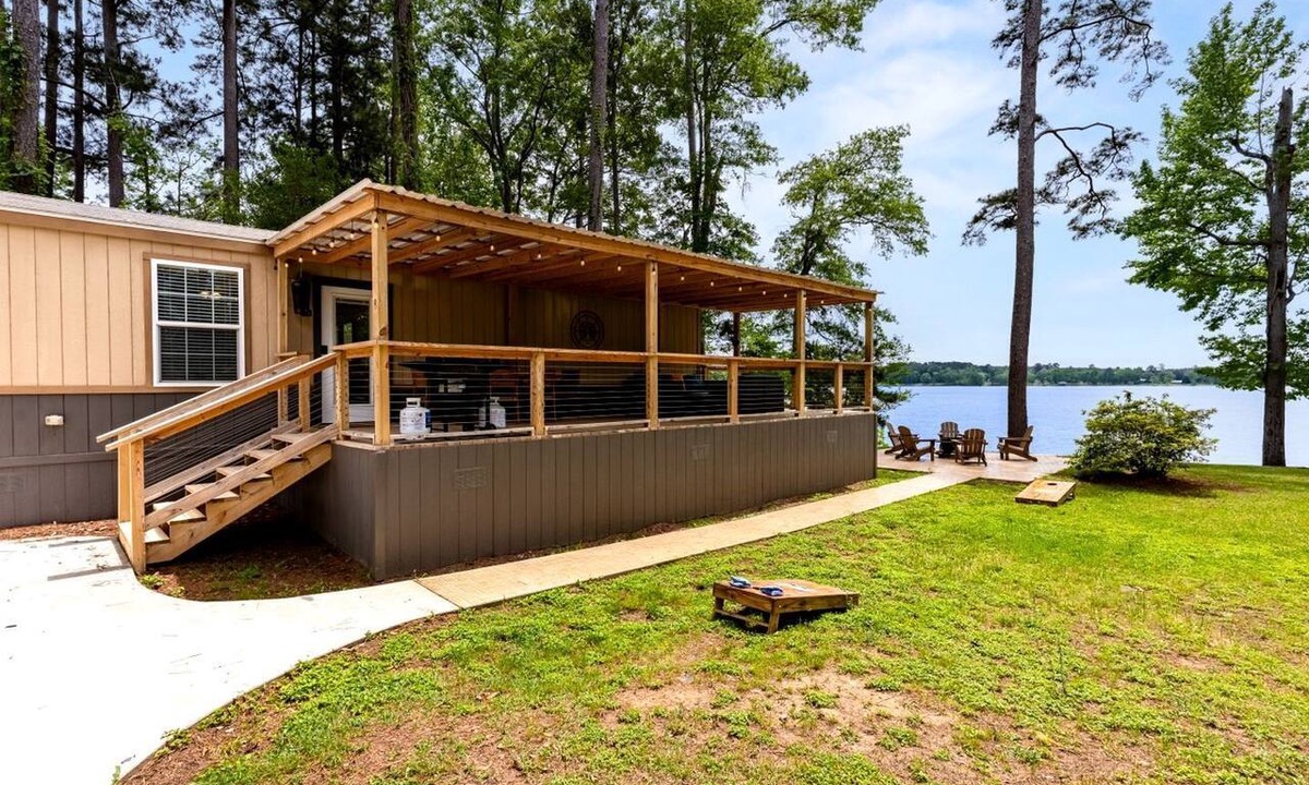 Hemphill Cabin | Spacious Modern Cabin on Toledo Bend Lake with Gorgeous Deck and Patio for an Amazing Family Getaway in Hemphill, Texas