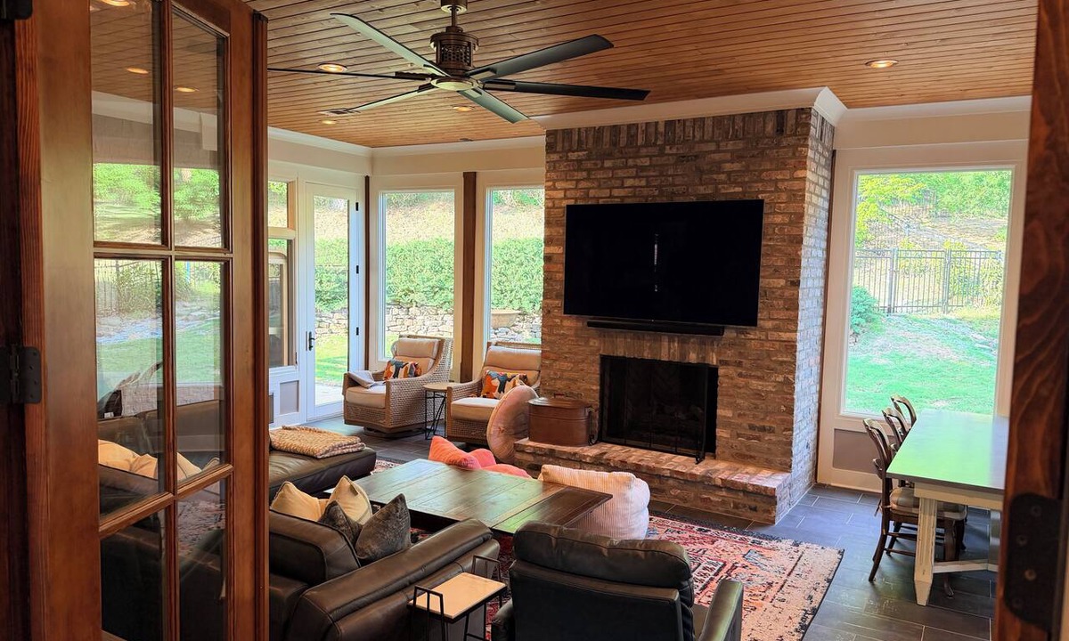 Country Club House | Spacious Oxford 6BR - Sleeps 11 + Crib - Sauna, Pizza Oven, 5 Min Campus