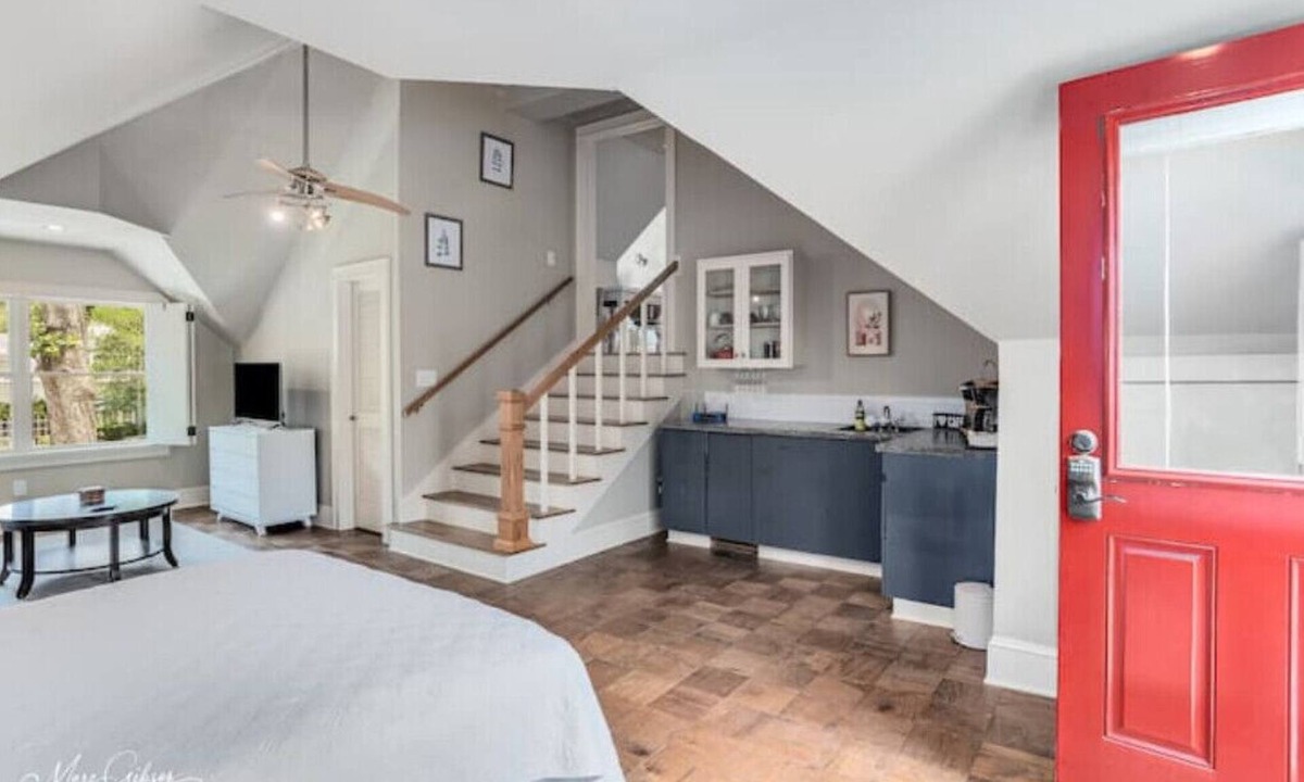 Broadmoor House | Spacious Private Apartment