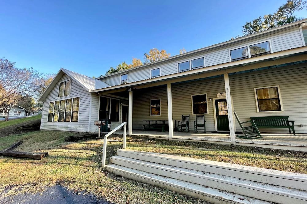 Zwolle Cabin | Spacious Triplex Cabin with Lake Views and Fishing Pier Near Zwolle, Louisiana