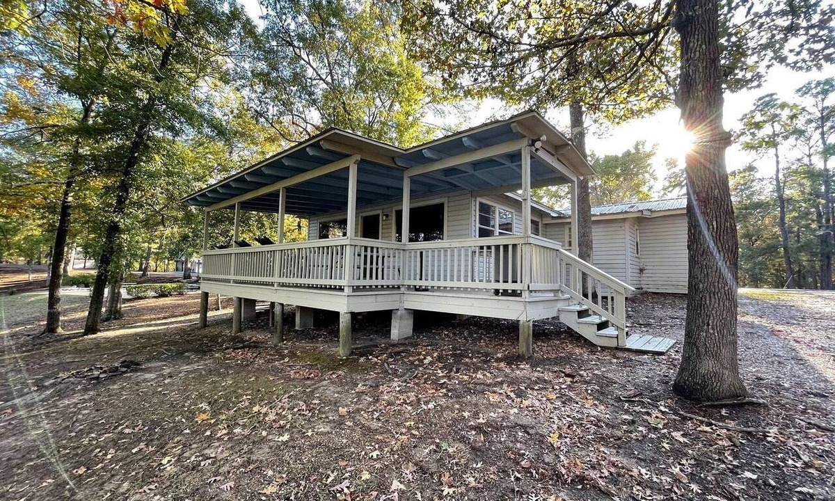 Zwolle Cabin | Spacious Waterfront Cabin with Stocked Pond Views & Resort Amenities near Zwolle, Louisiana