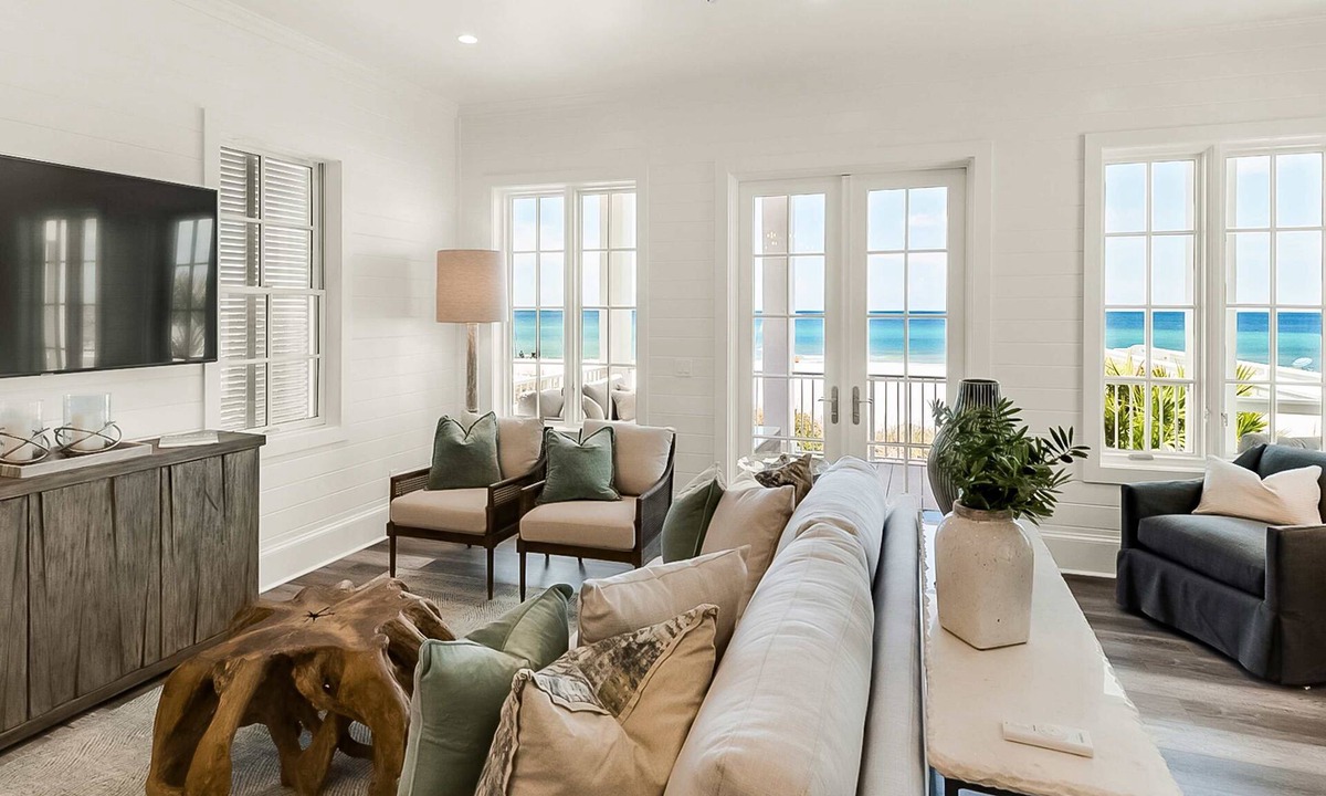 Sunnyside House | Spotless beachfront dream with views, a shared pool, & sports courts
