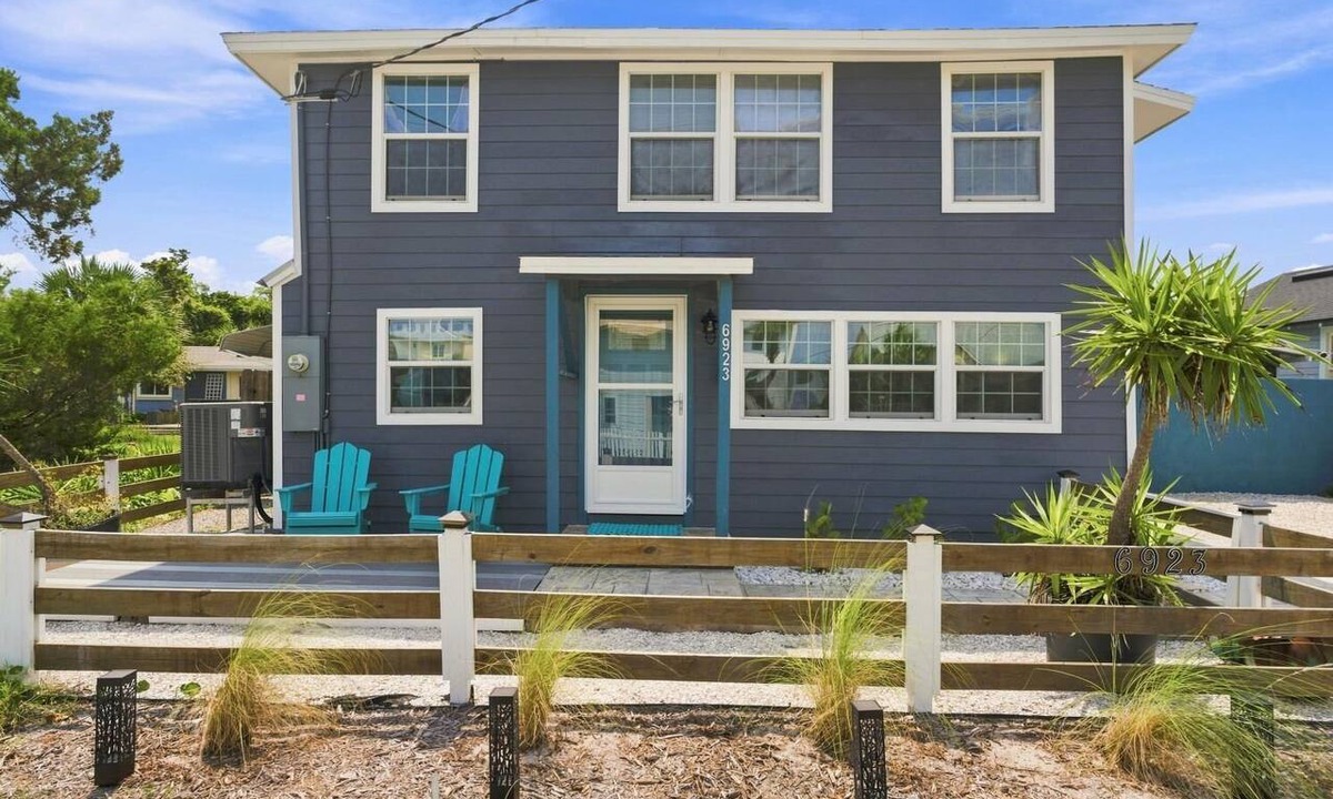 Crescent Beach Cottage | St. Augustine 3-bed, Walk to Beach, Pool, Hot Tub, Tiki & Golf Green
