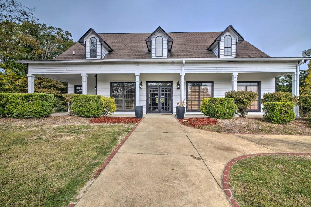 Starkville House | Starkvegas Clubhouse ~ 2 Mi to MSU Campus!
