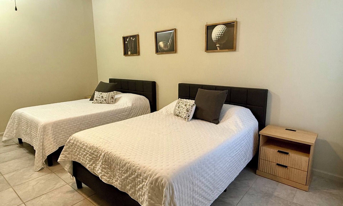 Florence House | Stay at our unique 2 bedroom on a golf range