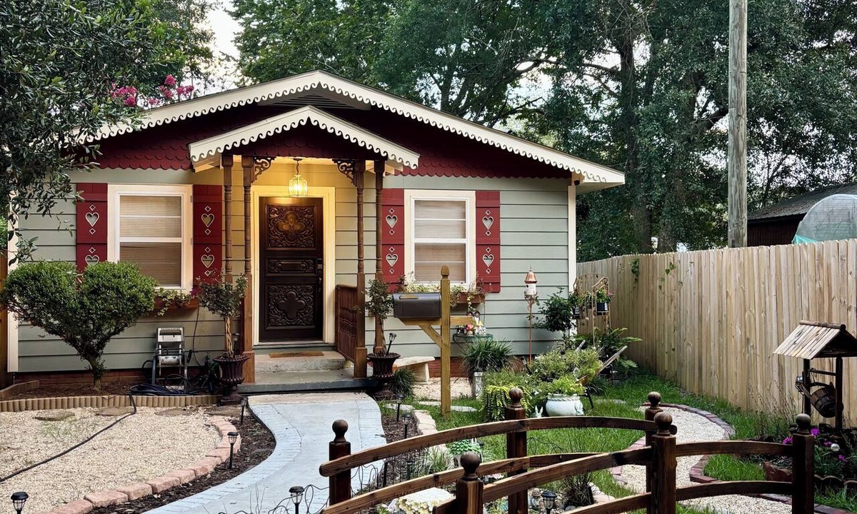 Hattiesburg Cottage | Storybook Cottage Near Downtown Hattiesburg-Family Friendly