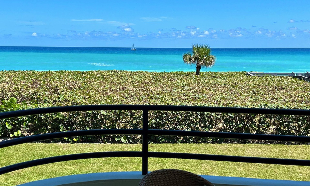 Juno Beach Condo | STUNNING 2 BEDROOM 2 BATH DIRECT OCEANFRONT BEACHFRONT! 10 DAY RENTAL MINIMUM