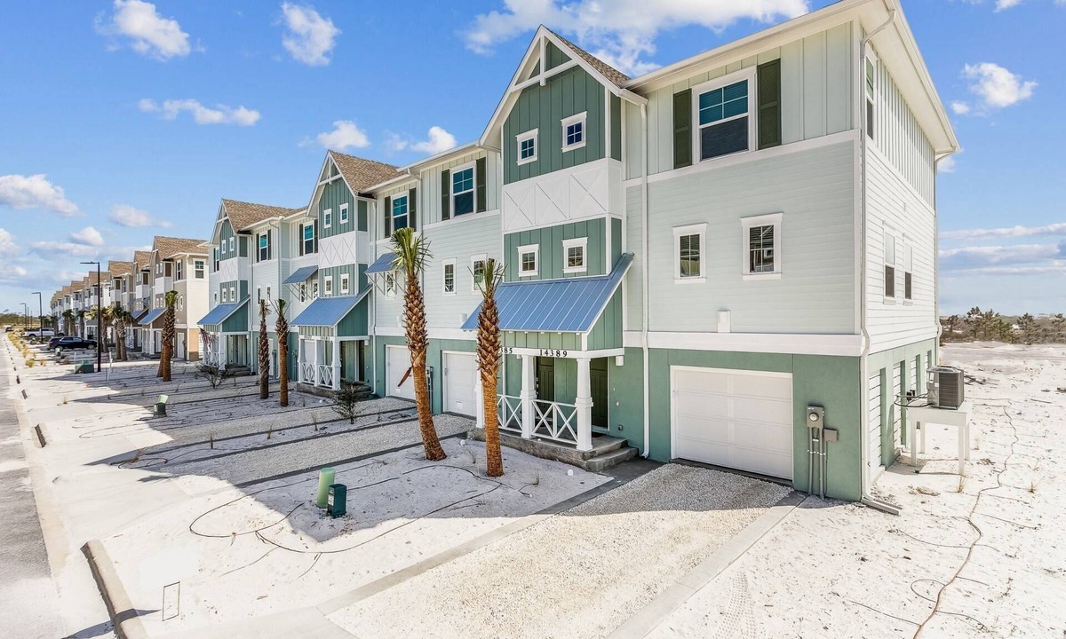 Ono Island House | Stunning Corner Townhome |Gulf Views |Beach Parking Pass |Dog Friendly |Free Golf |Beach Club |Pools