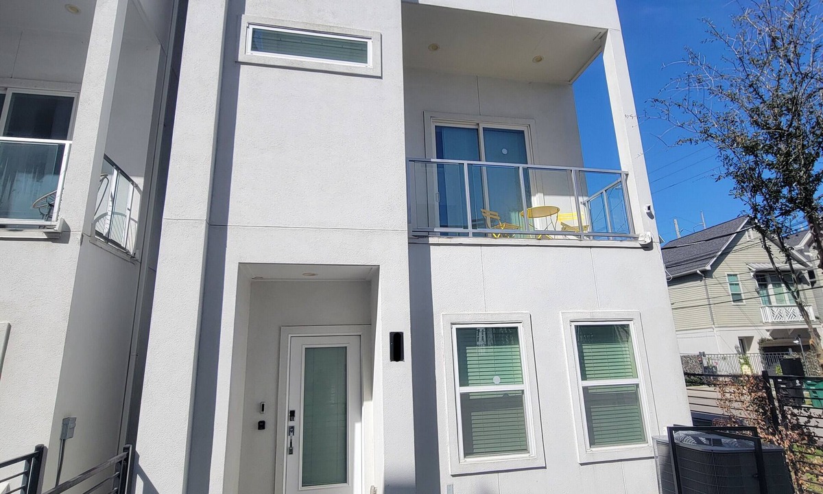 Astrodome House | Stylish 3-bed, 3.5 bath Home in Houston near Medical Center & NRG Park
