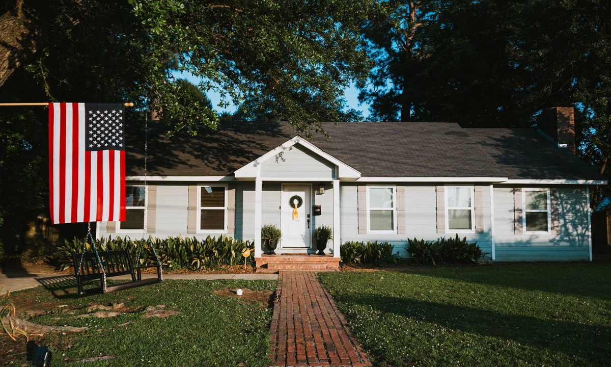Monroe House | Stylish 3BR in Garden District near parks, river views, Neville High, and ULM.