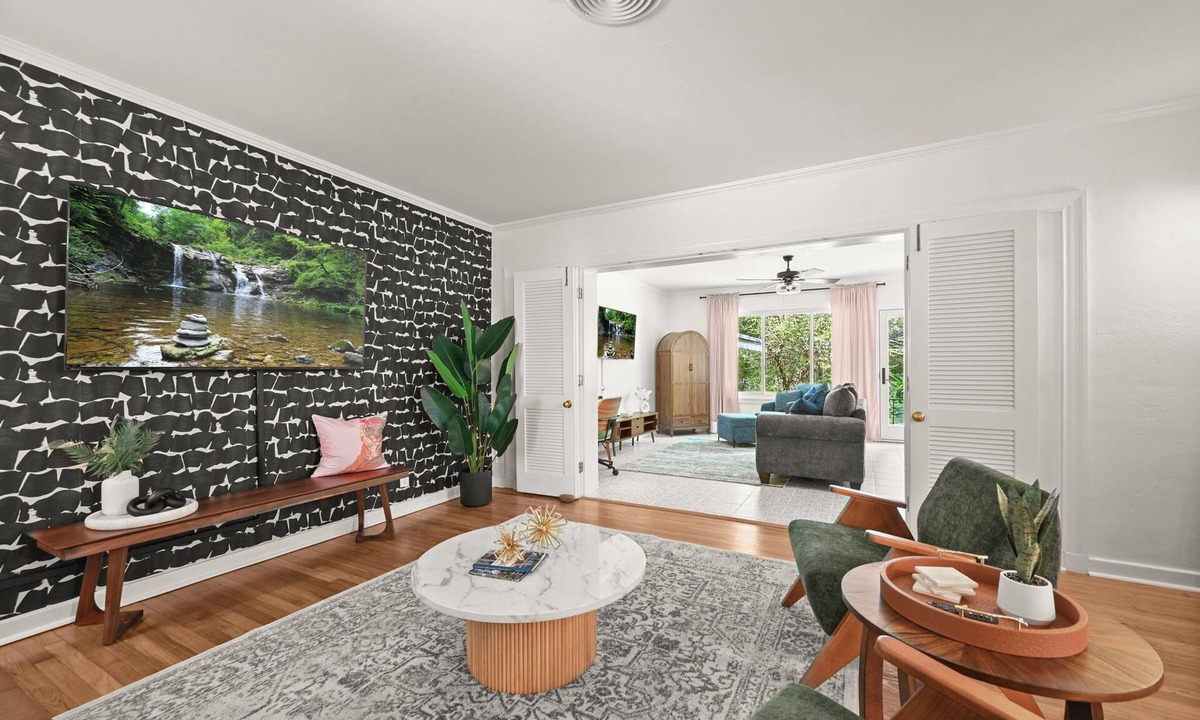 Highlands - Perkins House | Stylish Home Near Stadium | Hot Tub, BBQ, Fire Pit