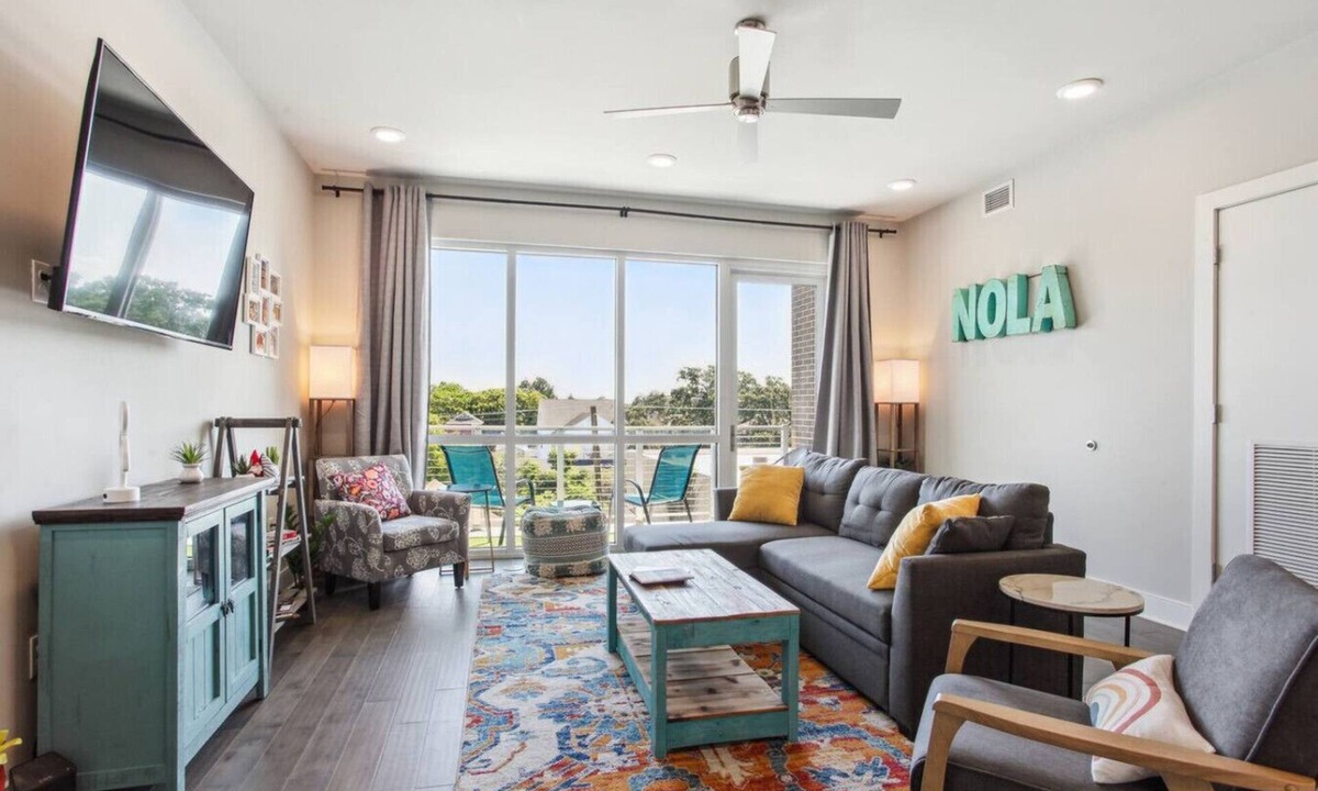 New Orleans Condo | Stylish NOLA Bywater Condo 2BR/2BA w Pool/Balcony!