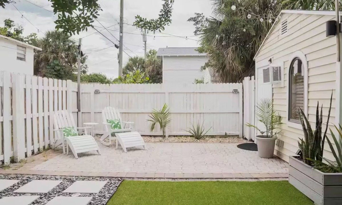 Lake Worth Cottage | Stylish Private Cottage + Yard | Walk to Dining