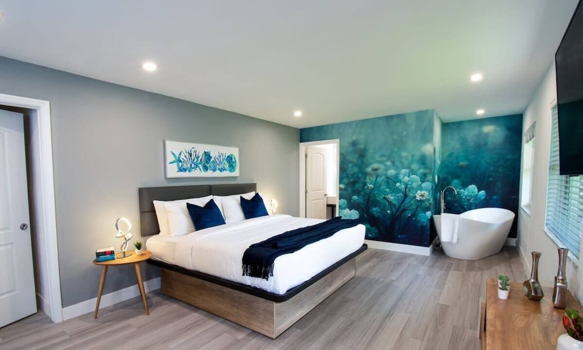 Poinciana Park Hotel | Stylish Suite with Tub in Fort Lauderdale
