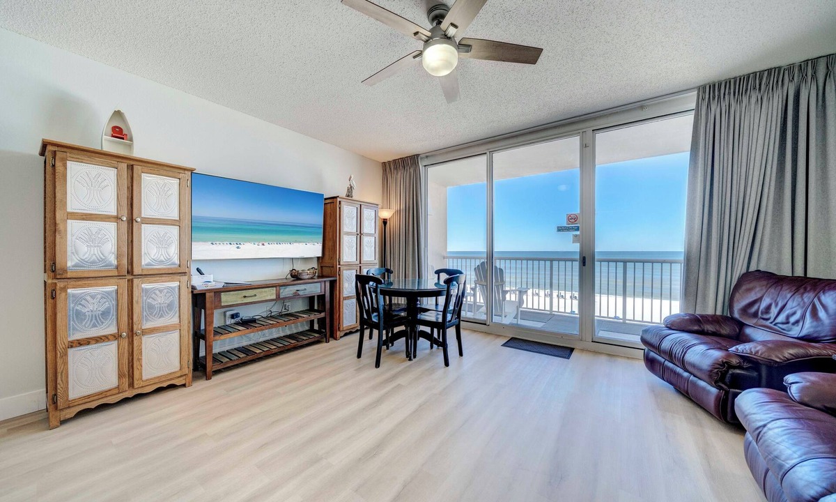 Long Beach Condo | Summer savings ! RESERVED PARKING and free beach chair tower 1-305