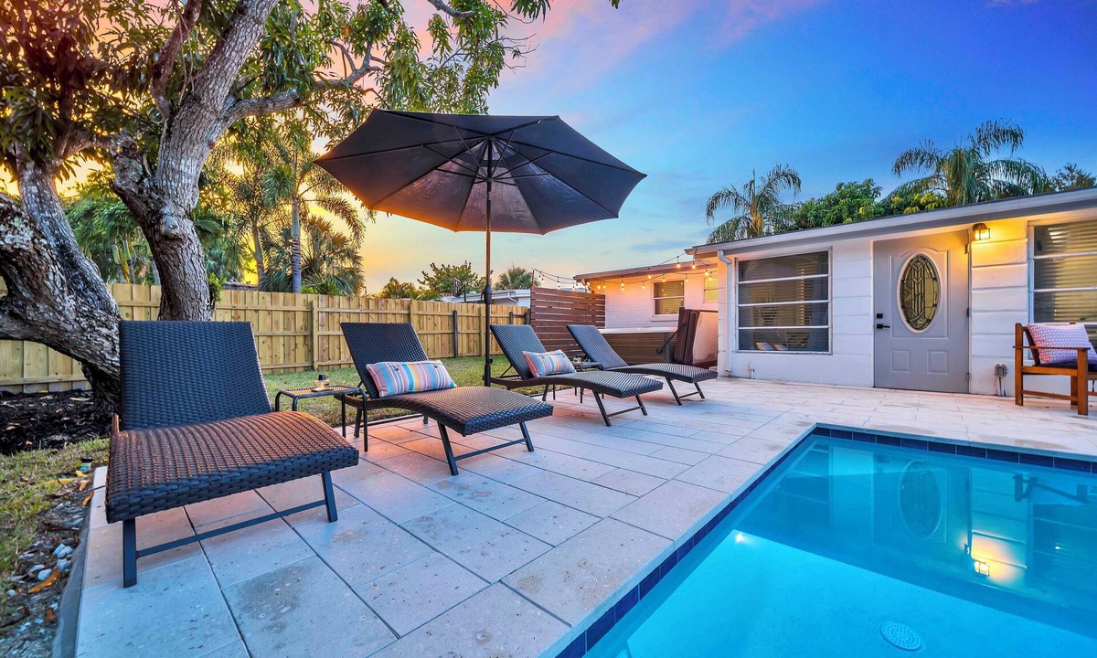 East Naples Cottage | SUMMER SAVINGS! New pool 2 miles to Beach-5th Ave, 2 King Beds, Bikes